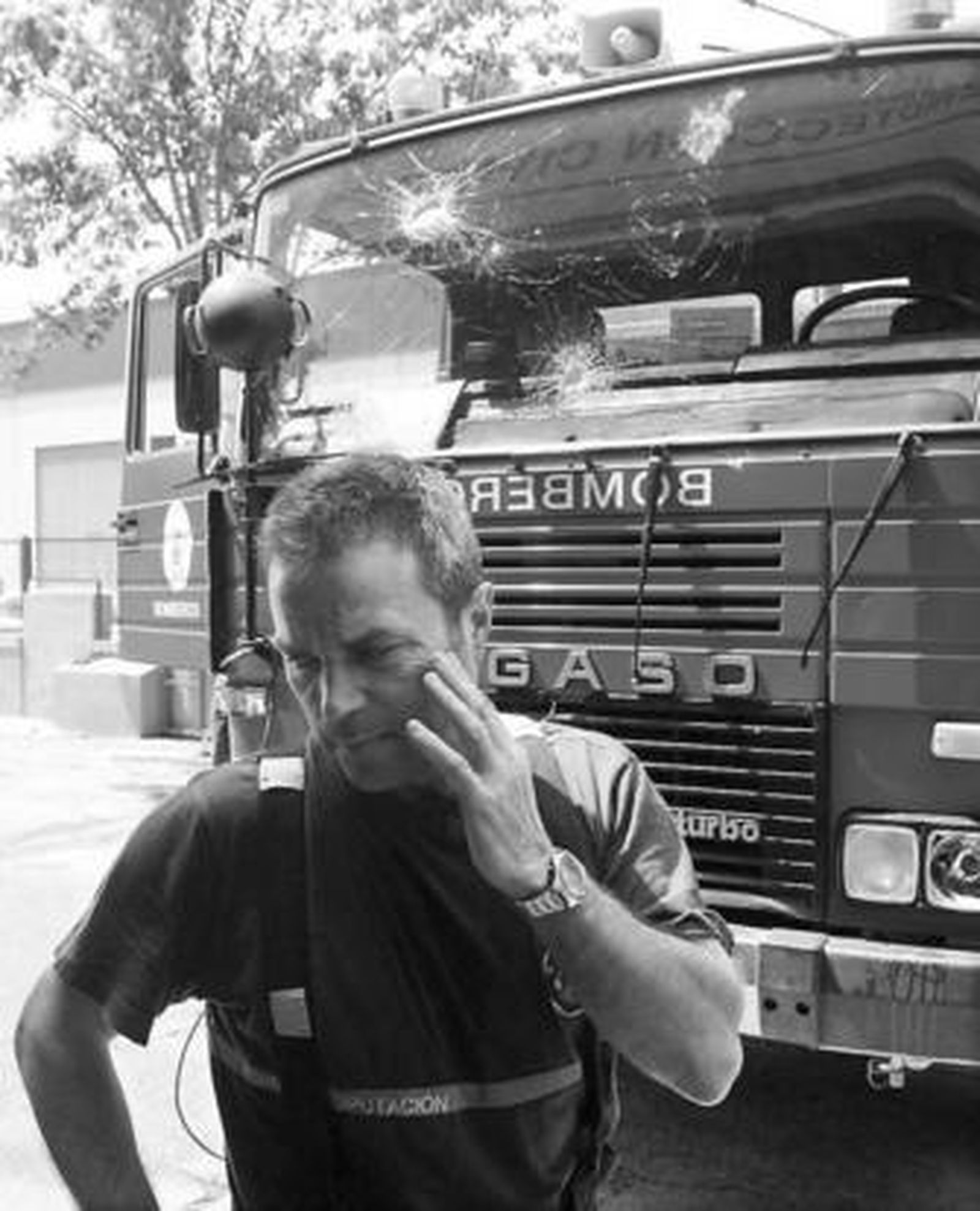 Un bombero se lamenta tras la agresión sufrida, ya en el Parque de Bomberos.