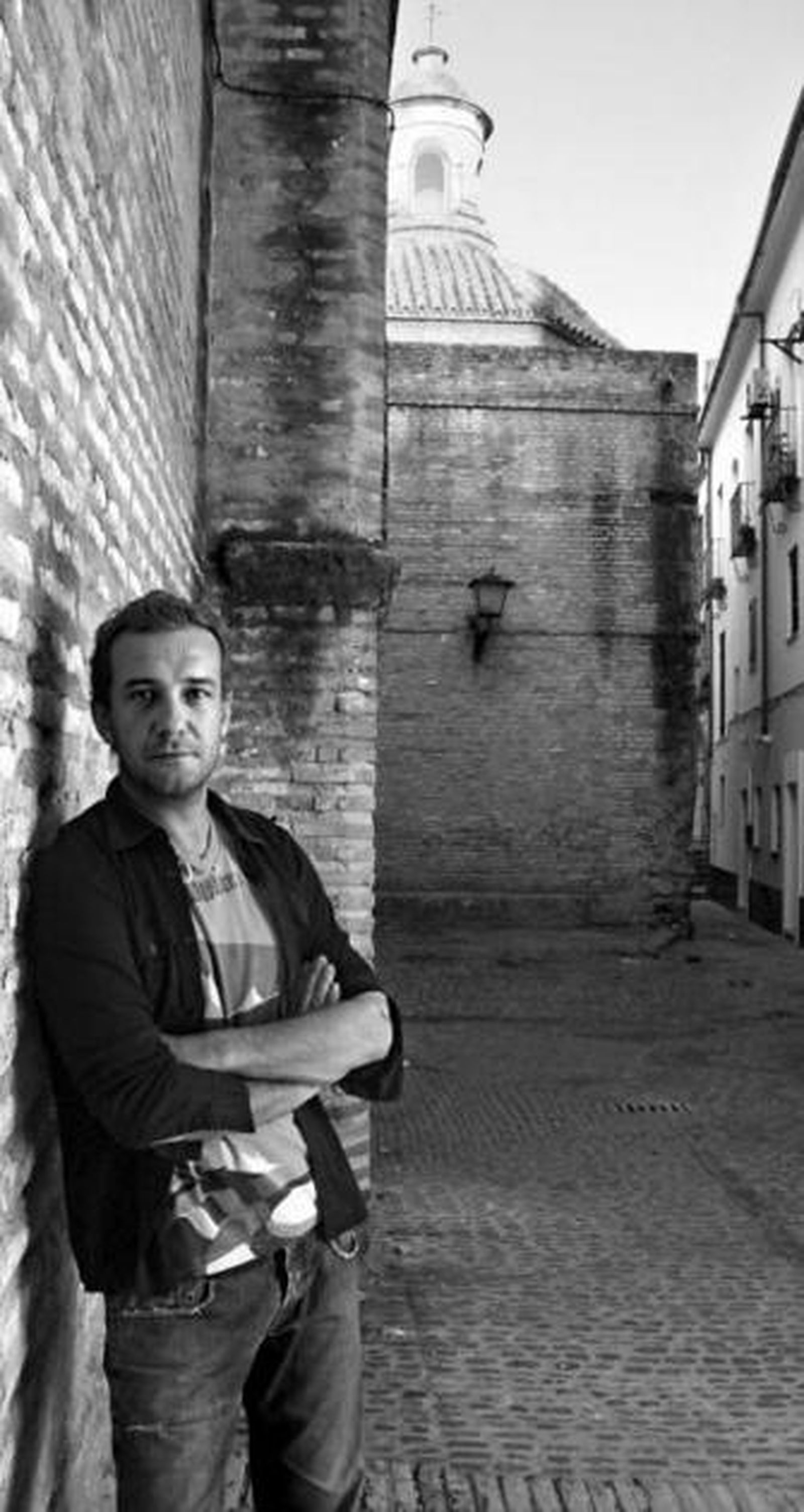 El actor posa  en un muro de la iglesia de Santa Marina, en Sevilla.