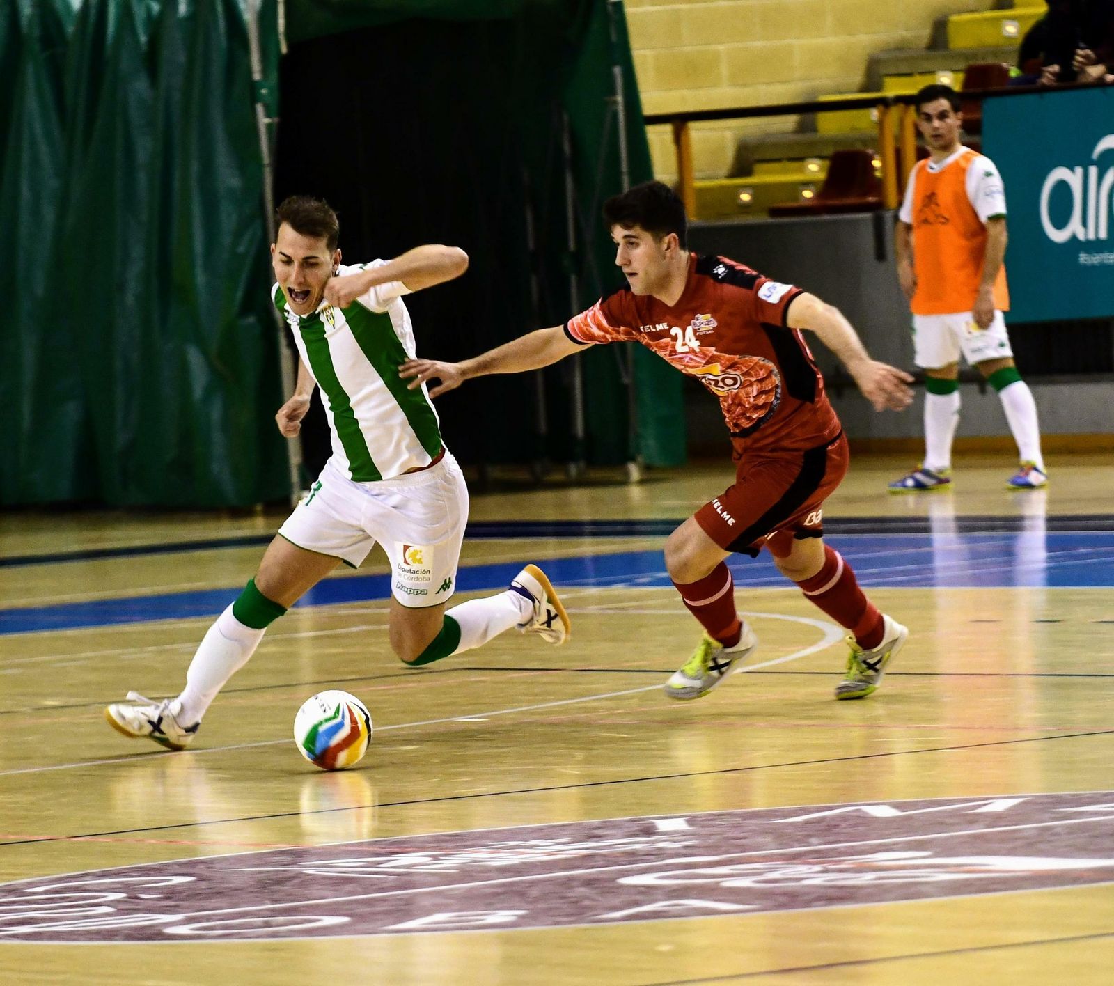 El blanquiverde Koseky intenta superar la marca del prieguense de ElPozo Ismael.