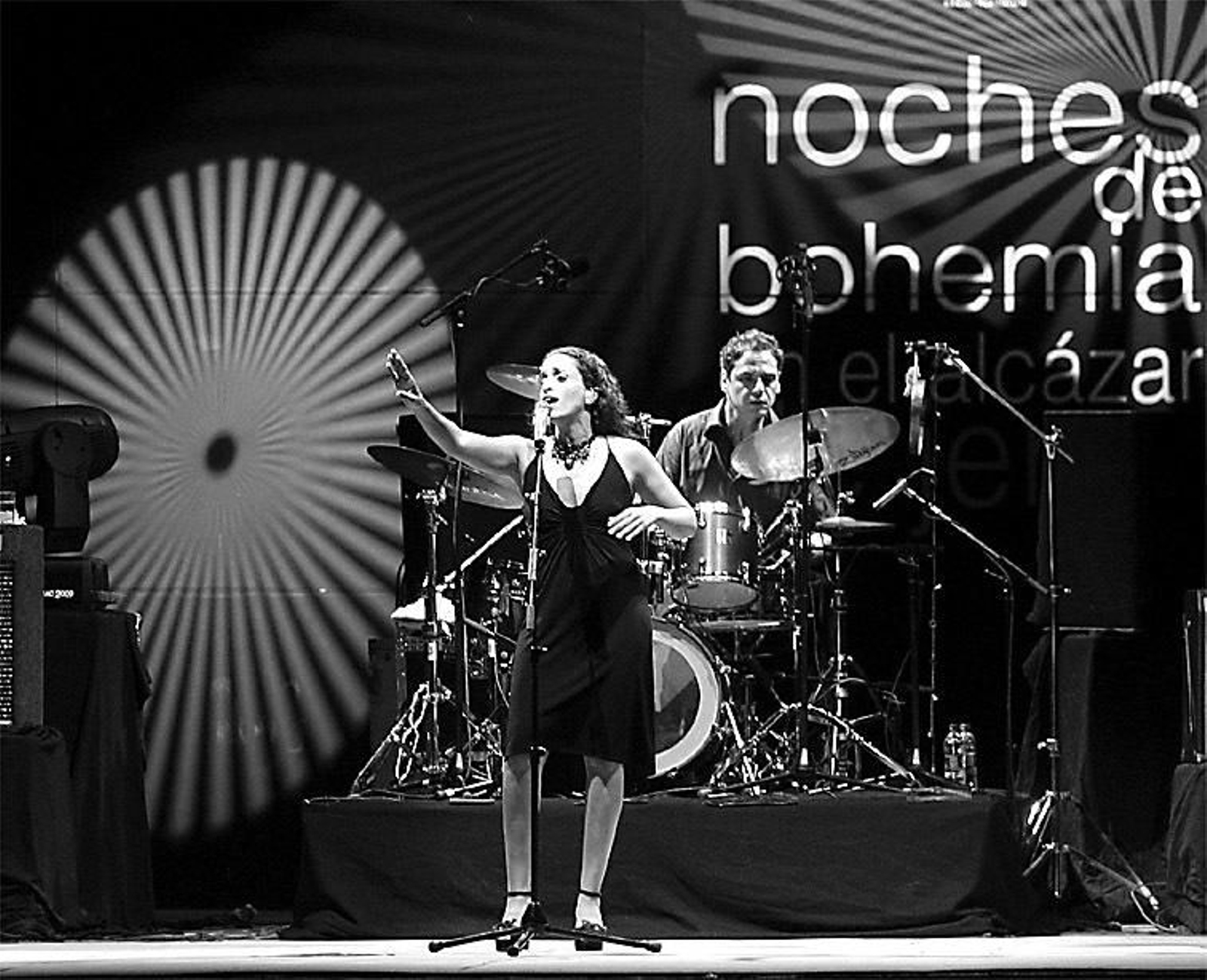 La artista  israelí, Noa, sobre el escenario de 'Noches de Bohemia'