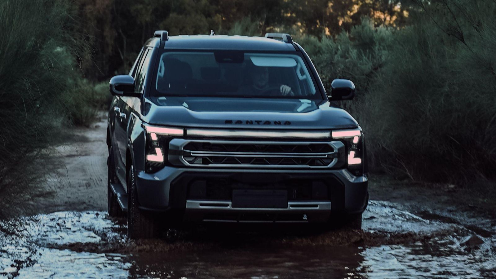 Los primeros productos ensamblados en la nueva Santana son furgones eléctricos destinados al uso en la última milla y el 400, un pick-up doble cabina de 5,52 m con versiones Diesel e híbrida enchufable.