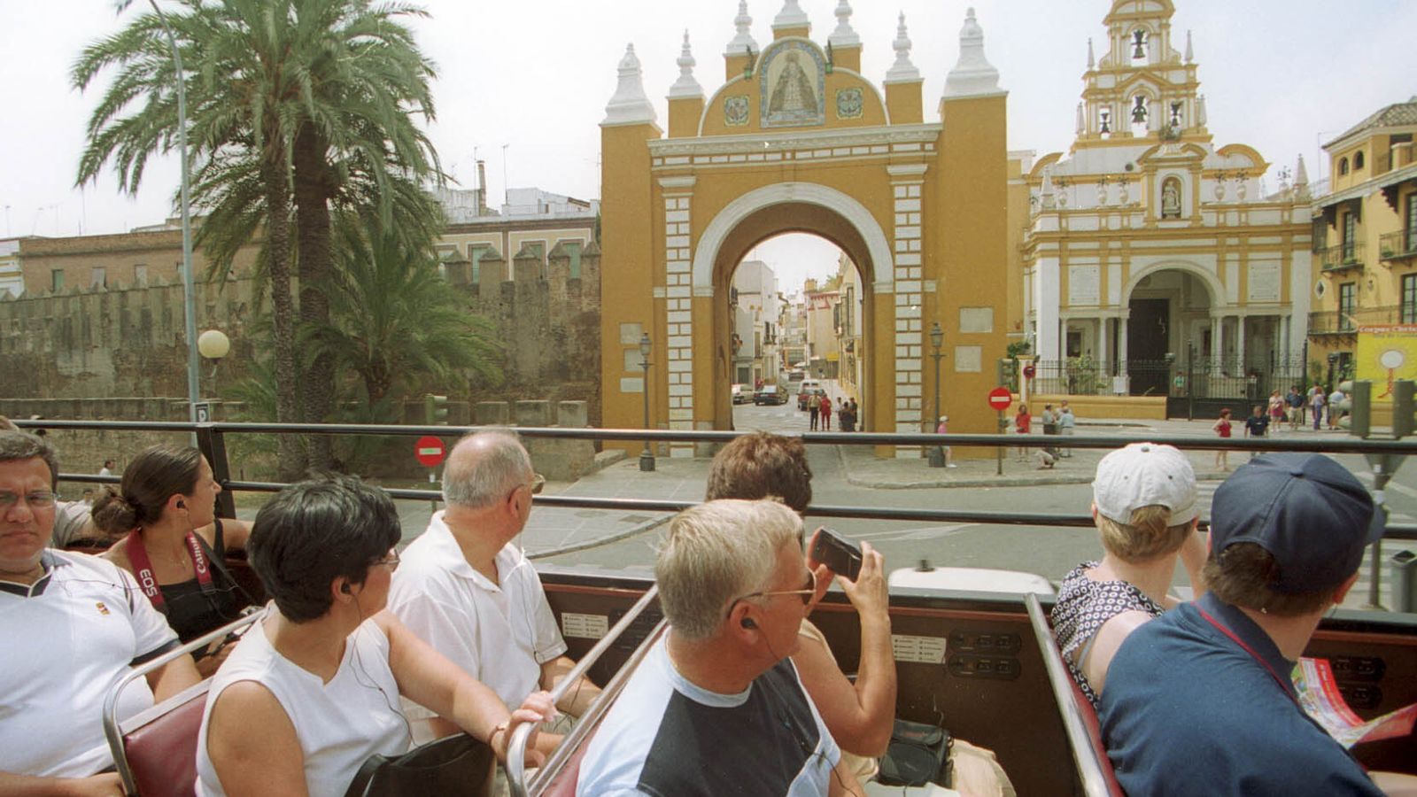 Turistas contemplan la basílica de la Macarena.