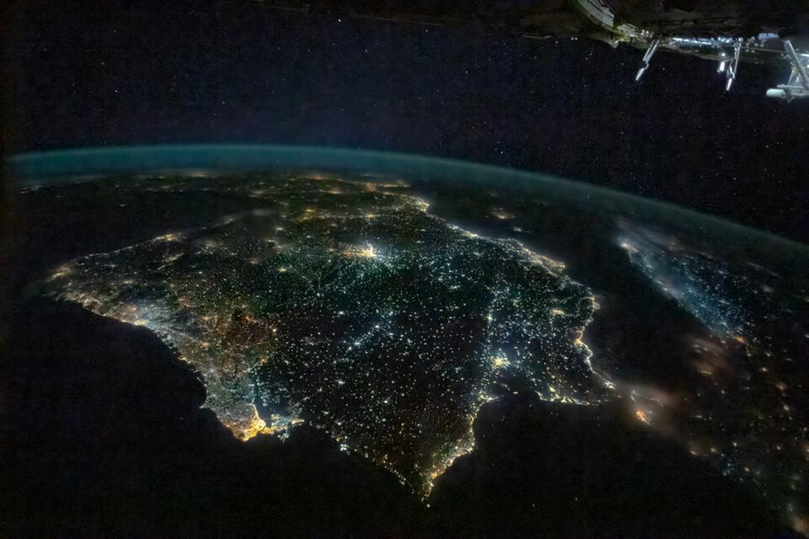 La Península Ibérica iluminada en una noche de 2022.