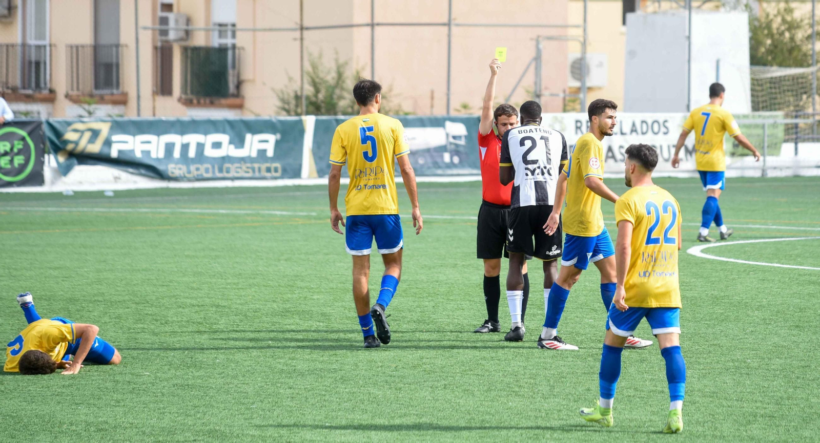 El momento en el que Boateng vio la amarilla ante el Tomares.