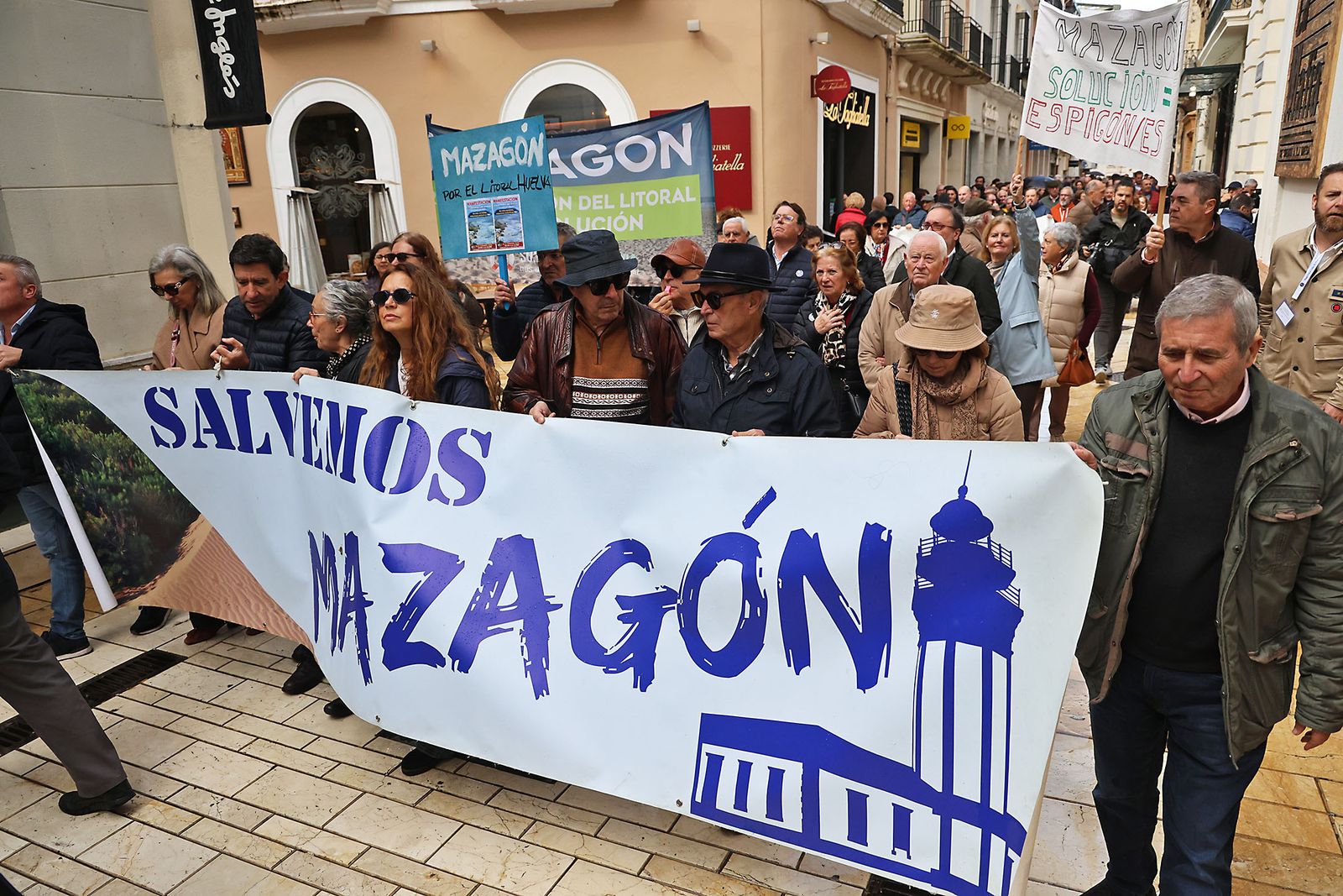 Fotografías de la manifestación en Huelva para exigir la regeneración de las playas
