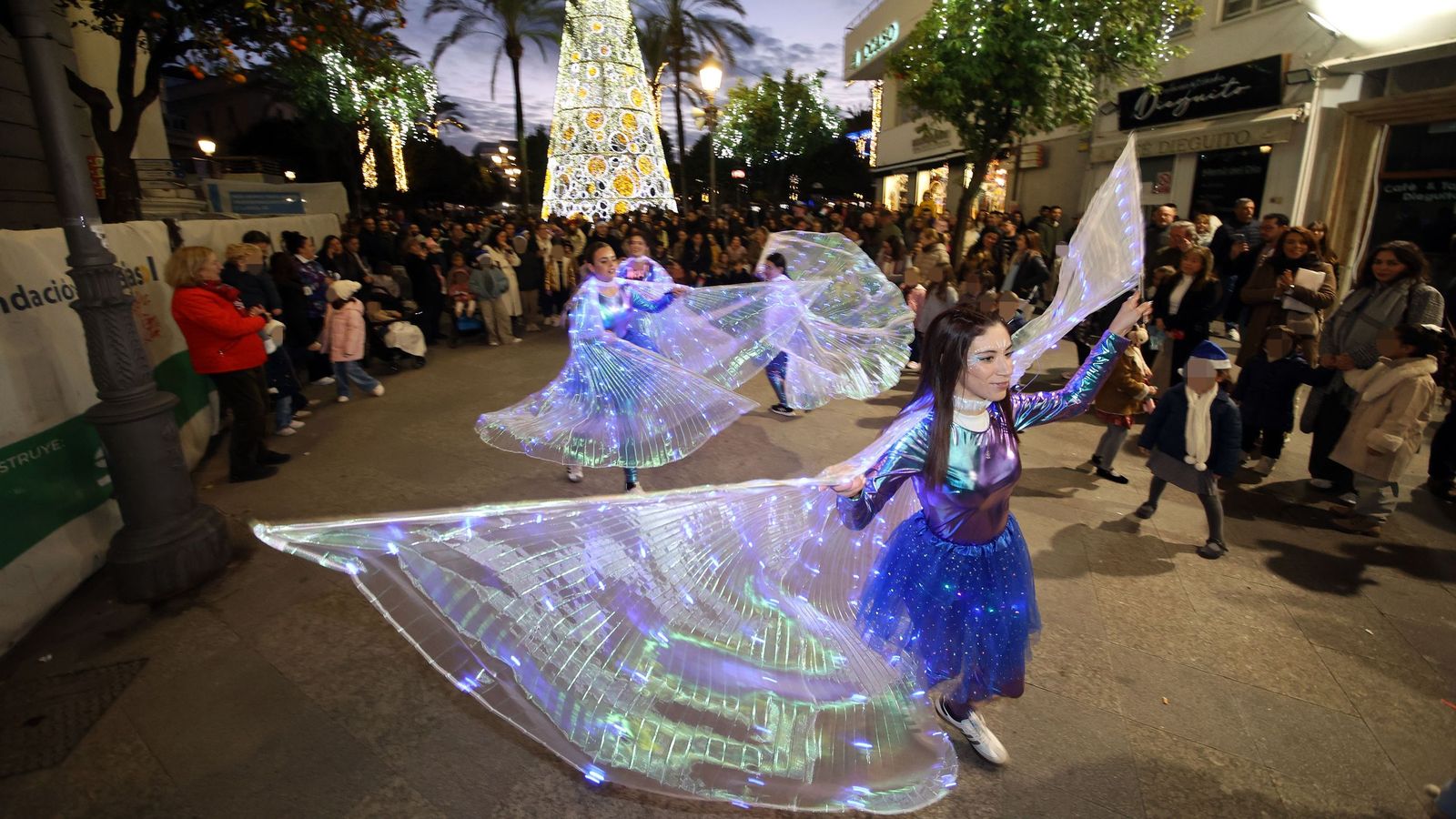 Imágenes del pasacalle navideño de Acoje por el centro de Jerez