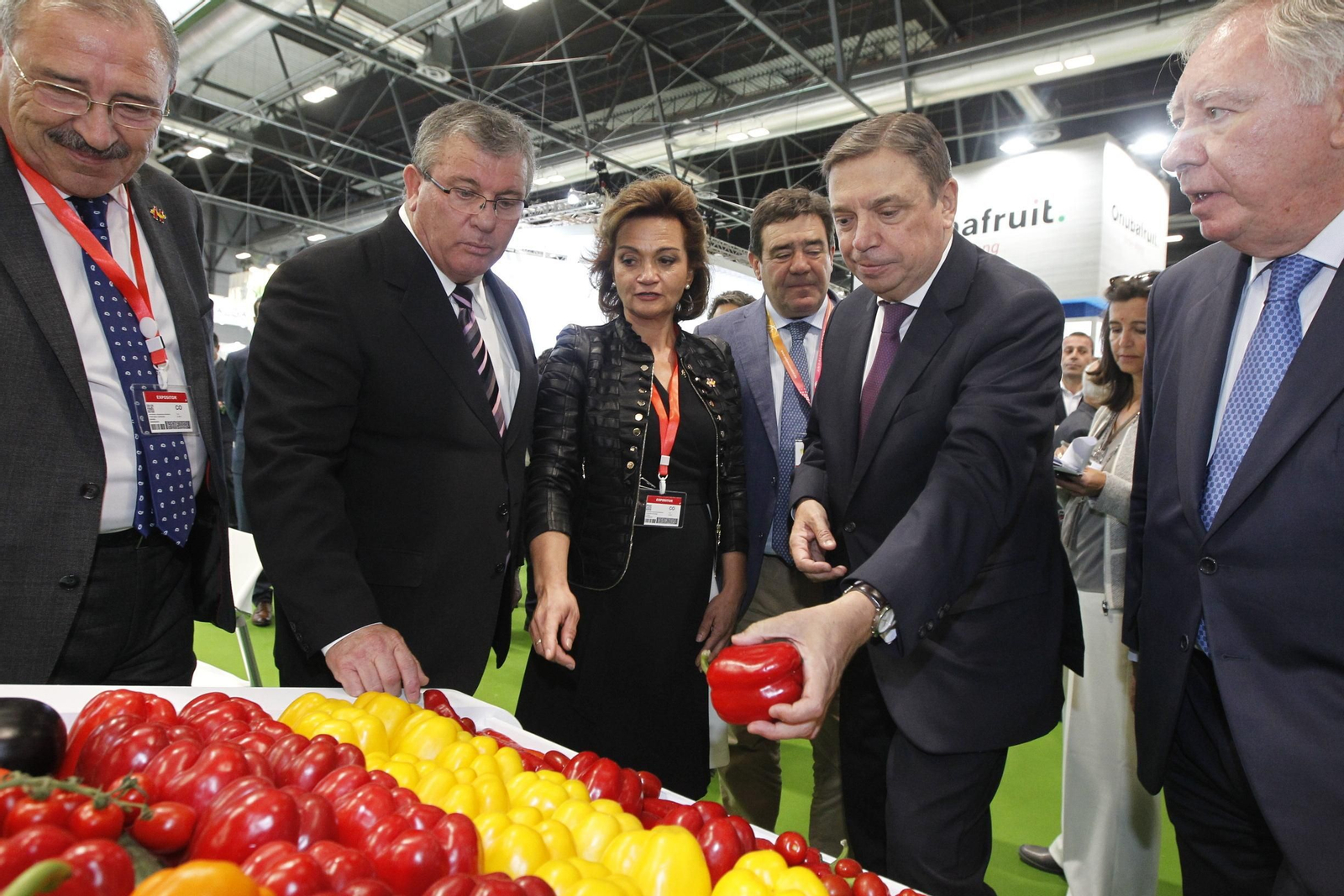 Luis Planas, durante su recorrido por el Pabellón 9 de Ifema, en Fruit Attraction.