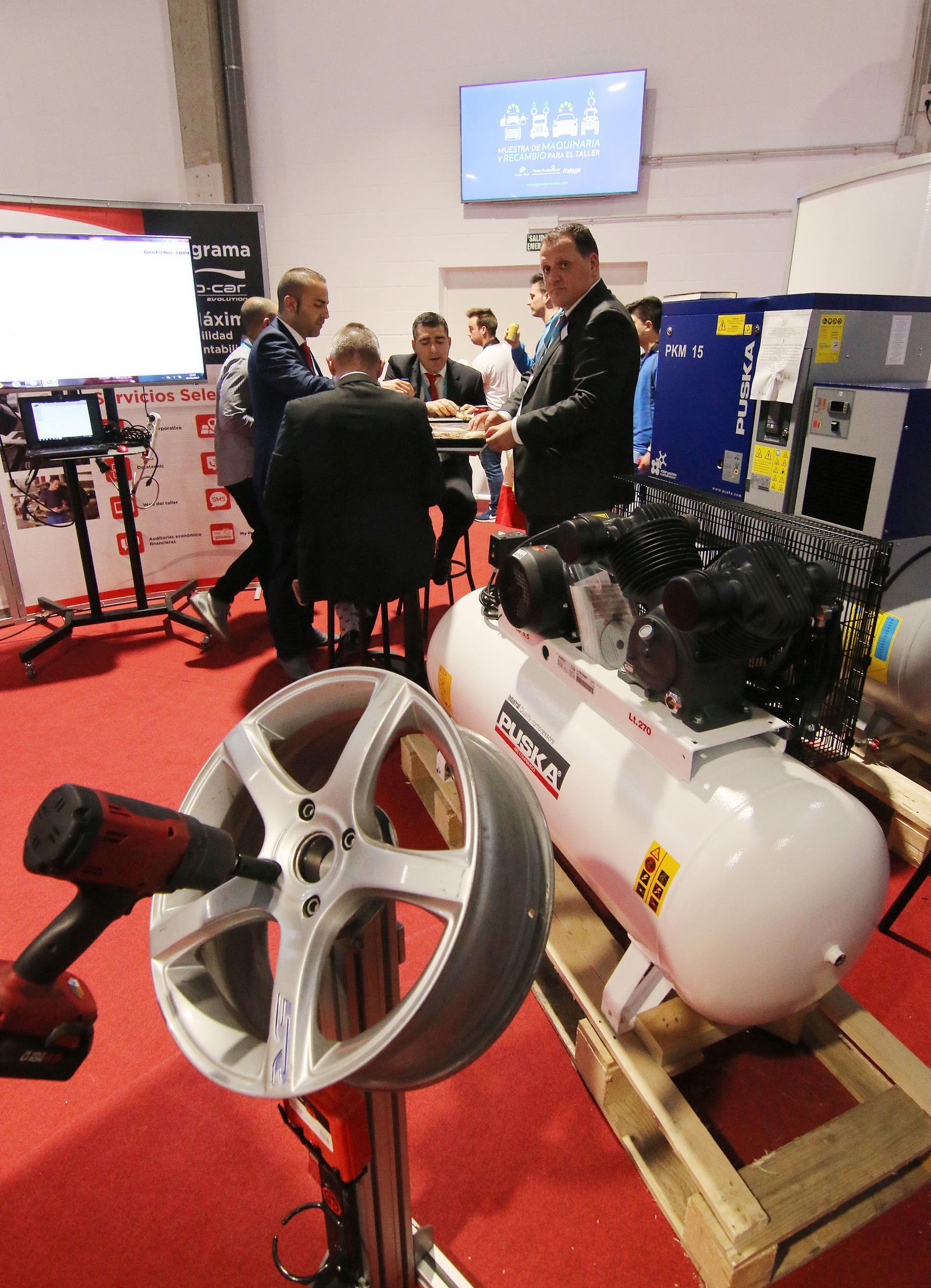 Vicente Serrano y Antonio Peña -en el centro- junto a responsables de la muestra.