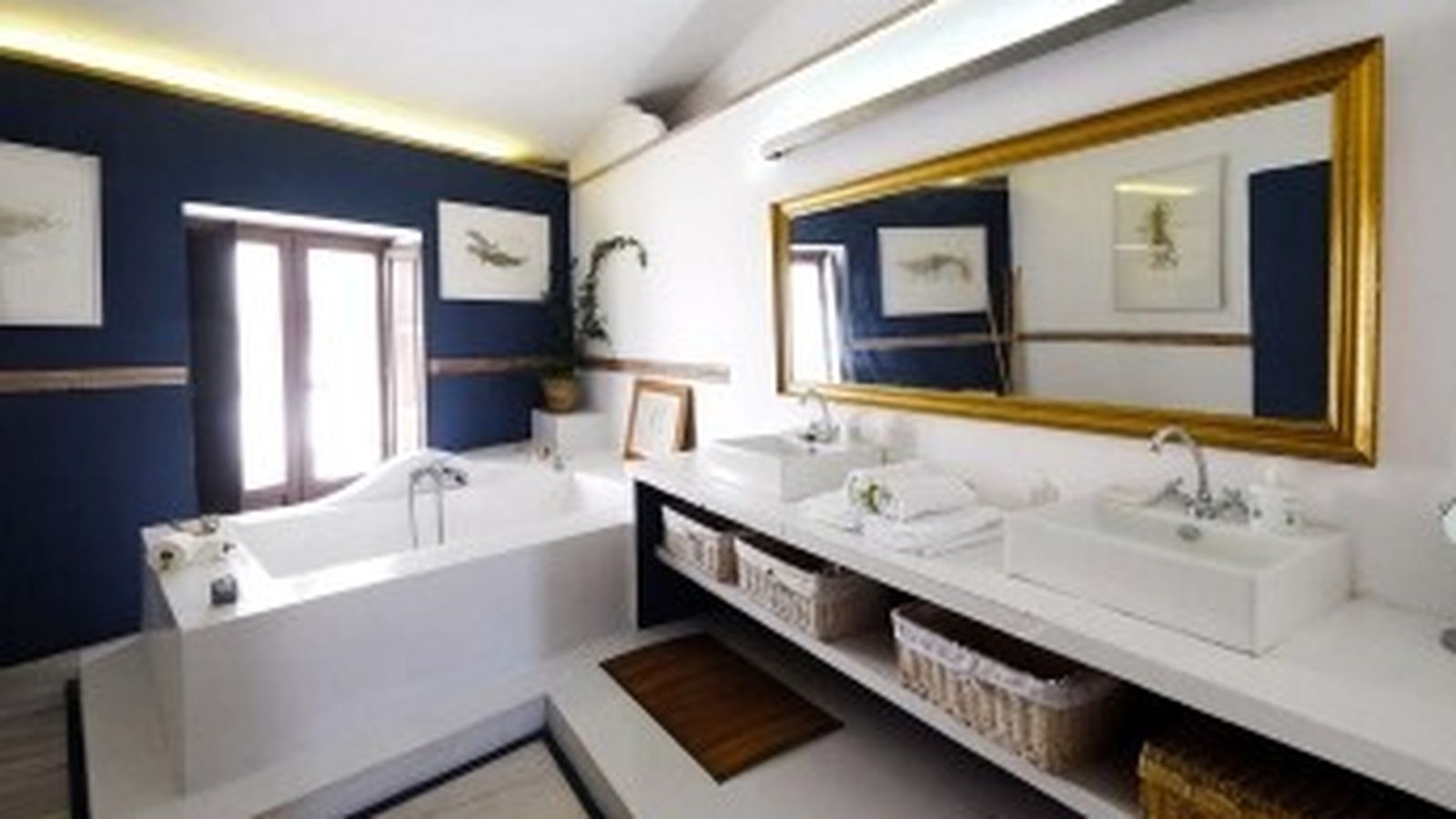 La casa está repleta de lujosos detalles incluso en los baños