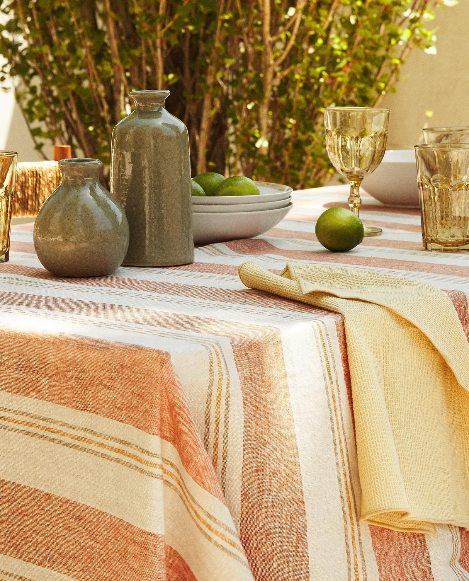 Mantel de lino de rayas de Zara Home.