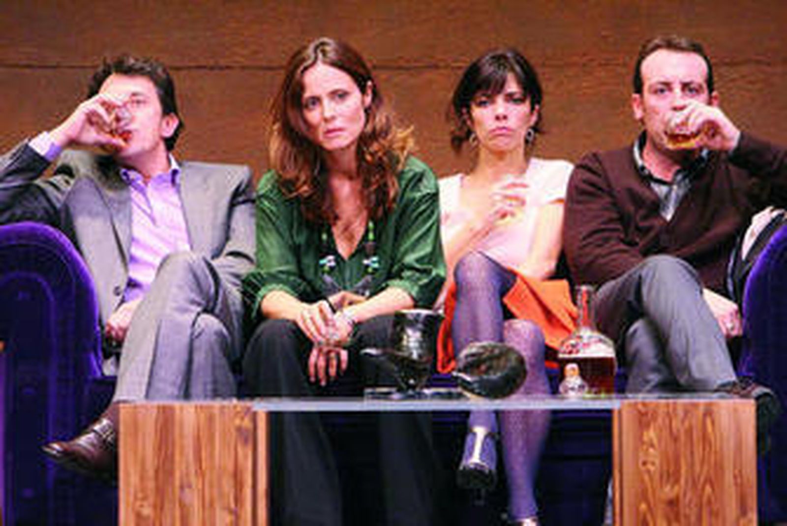 Pere ponce, Aitana Sánchez-Gijón, Maribel Verdú y Antonio Molero, en un momento de 'Un dios salvaje'.