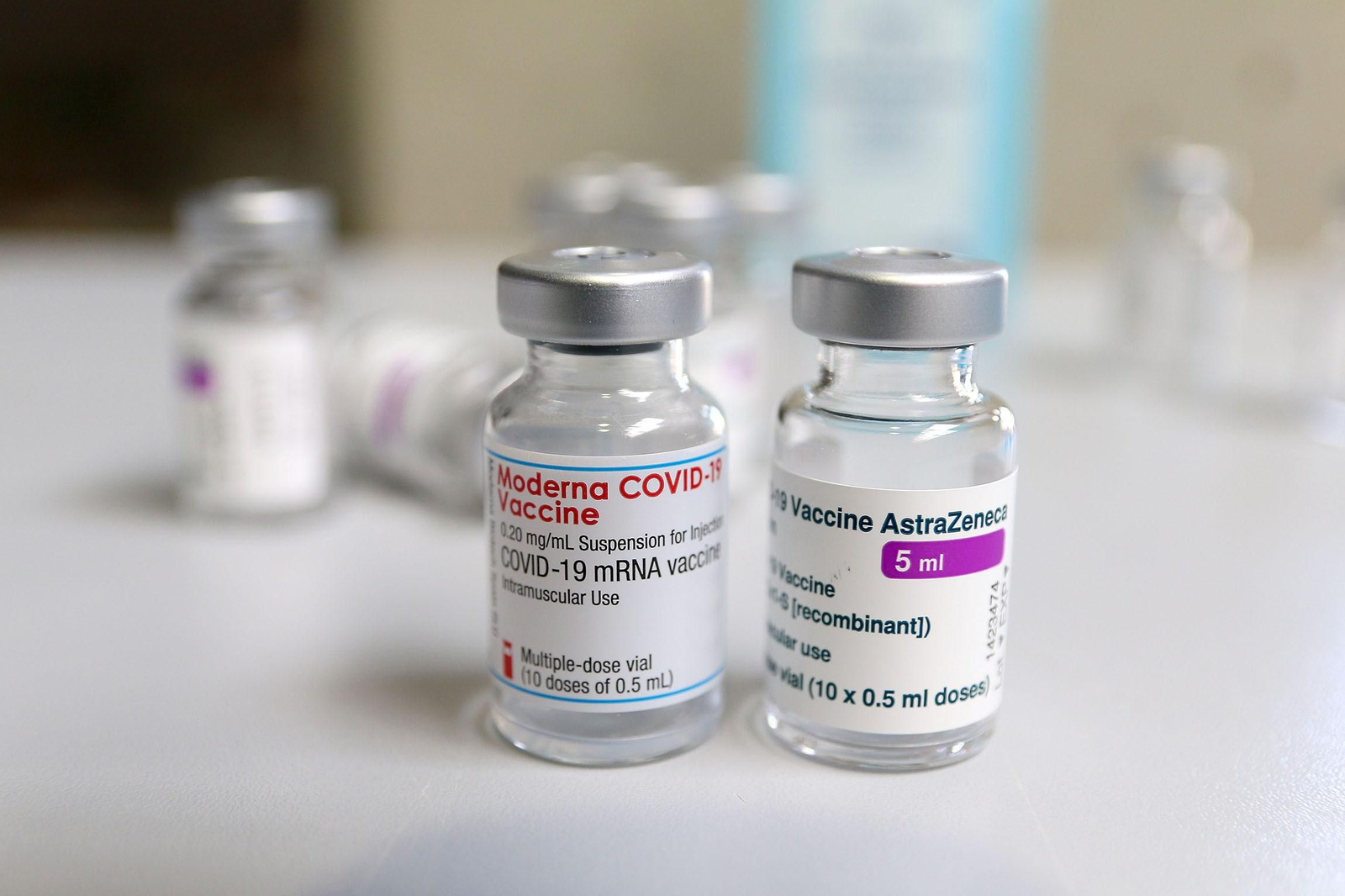 Dos viales de Moderna y Astrazeneca