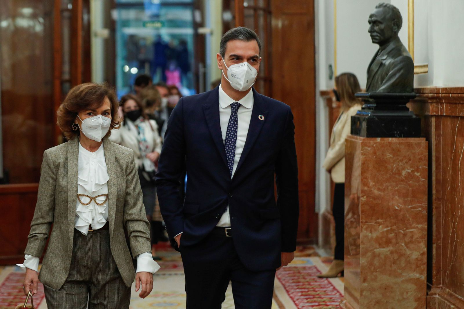 El presidente del Gobierno, Pedro Sánchez, y la vicepresidenta primera, Carmen Calvo, a su llegada a la sesión de control al Ejecutivo, este miércoles en el Congreso.