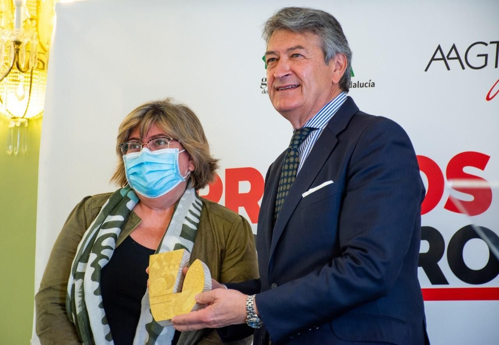 César Saldaña recoge el premio de manos de Ana Muñoz, teniente de Alcalde del Ayuntamiento de Granada.