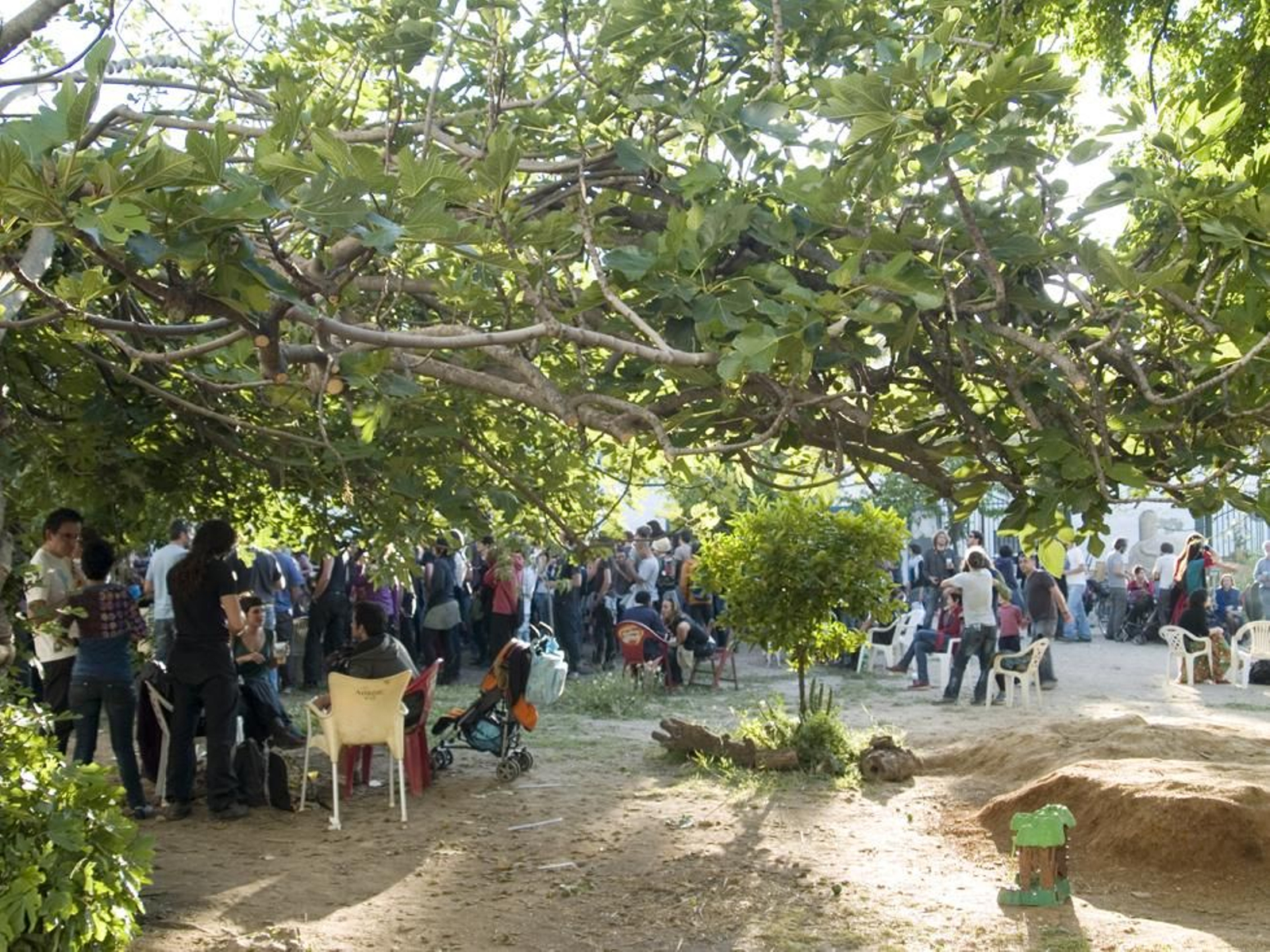 Uno de los encuentros celebrados en el Huerto del Rey Moro por los vecinos de la zona.