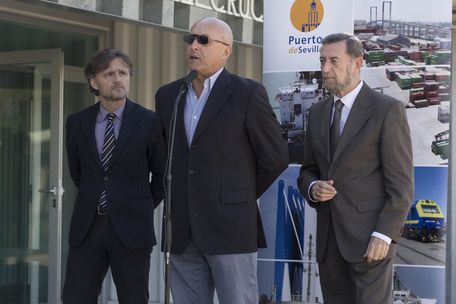 José Fiscal (consejero de Medio Ambiente), José Carlos García (coordinador de los estudios) y Manuel Gracia (presidente del Puerto), ayer.