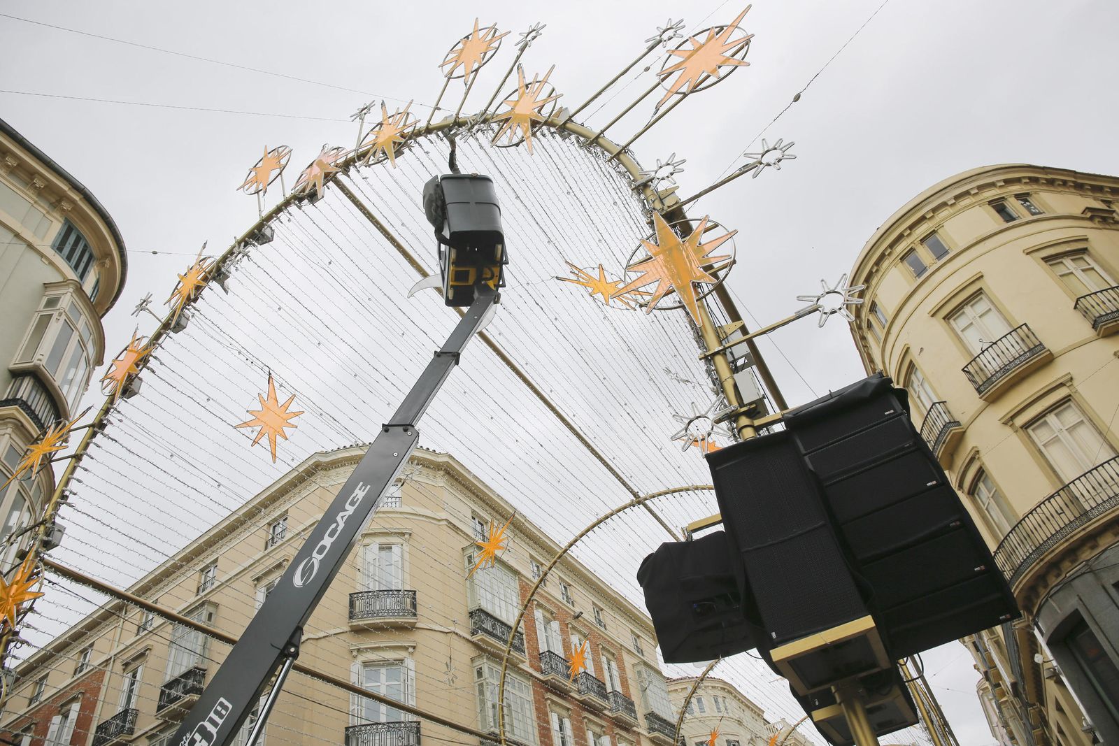 Preparativos ayer en el alumbrado de Larios, con los altavoces ya instalados.