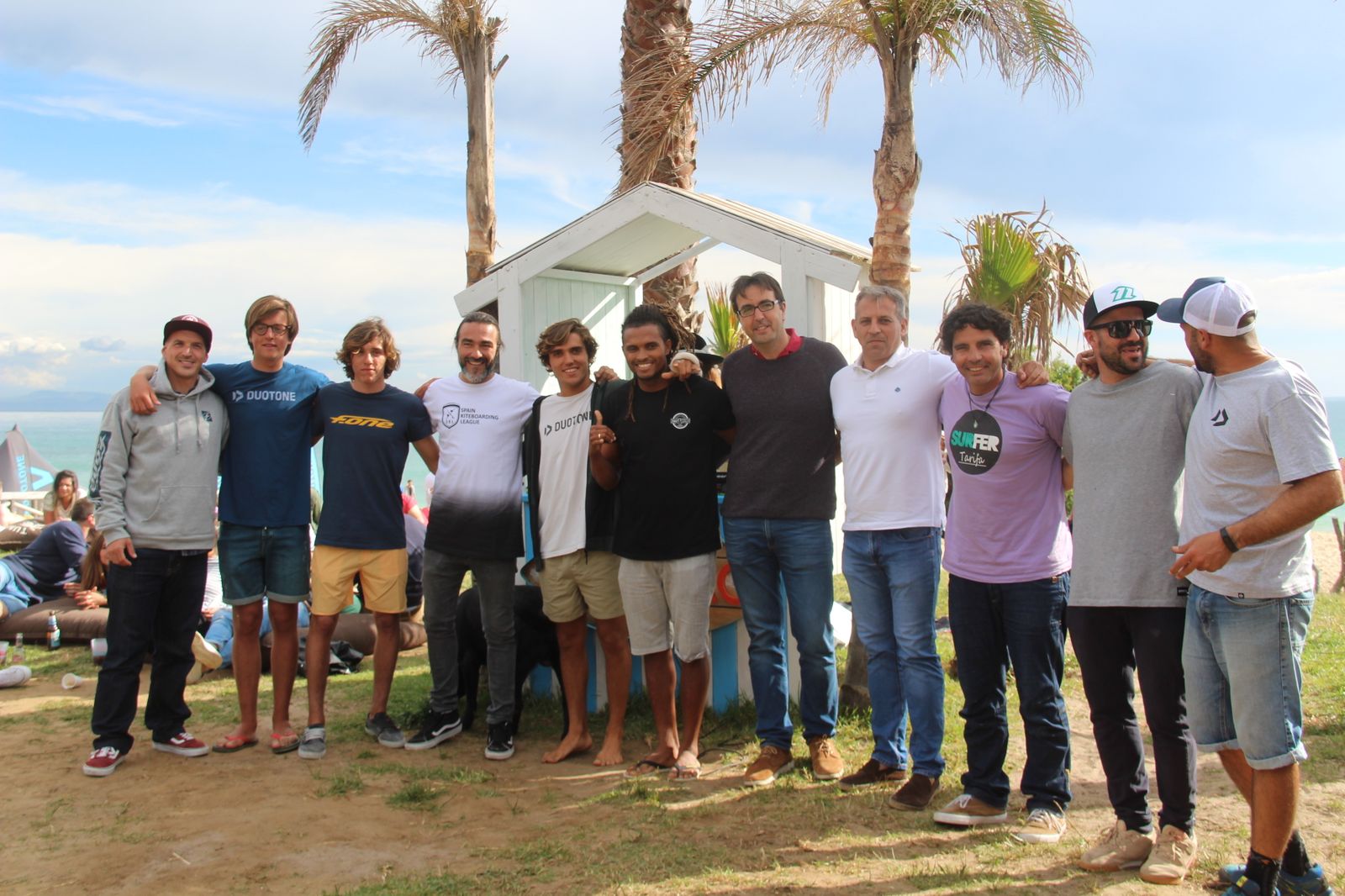 Los participantes en la presentación, en la playa tarifeña de Valdevaqueros