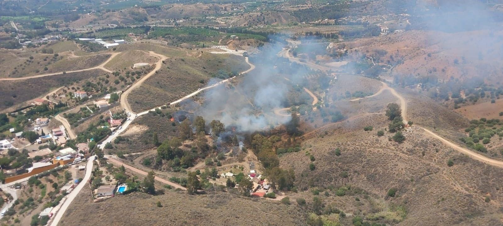 Vista del incendio en un paraje de Mijas