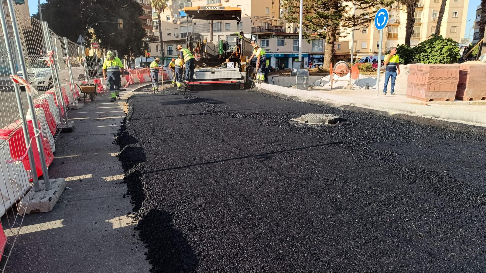 Trabajos de asfaltado en la rotonda de Las Chapas.