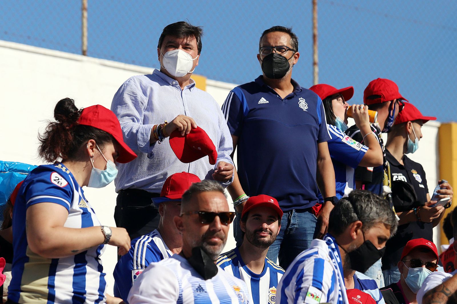 Imágenes de la afición más fiel del Recre en su visita al campo del Antoniano