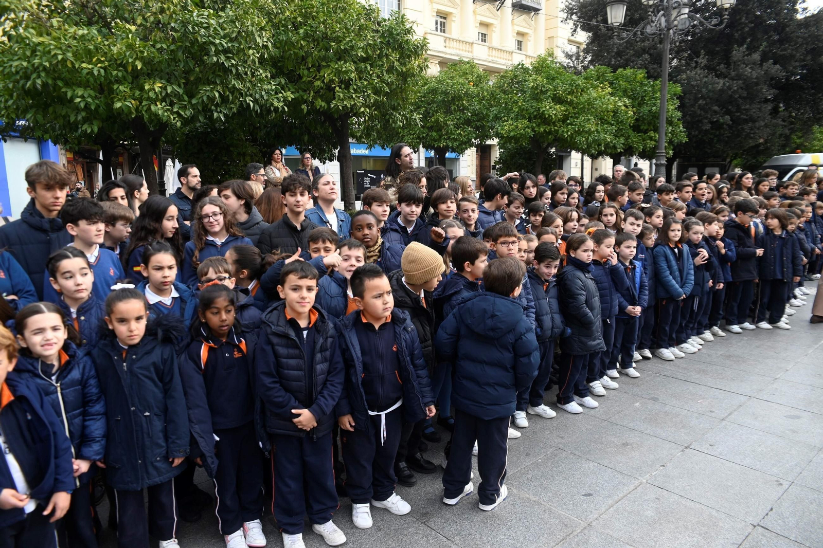 El reconocimiento del colegio Divina Pastora a los colectivos que protegen a los demás, en imágenes