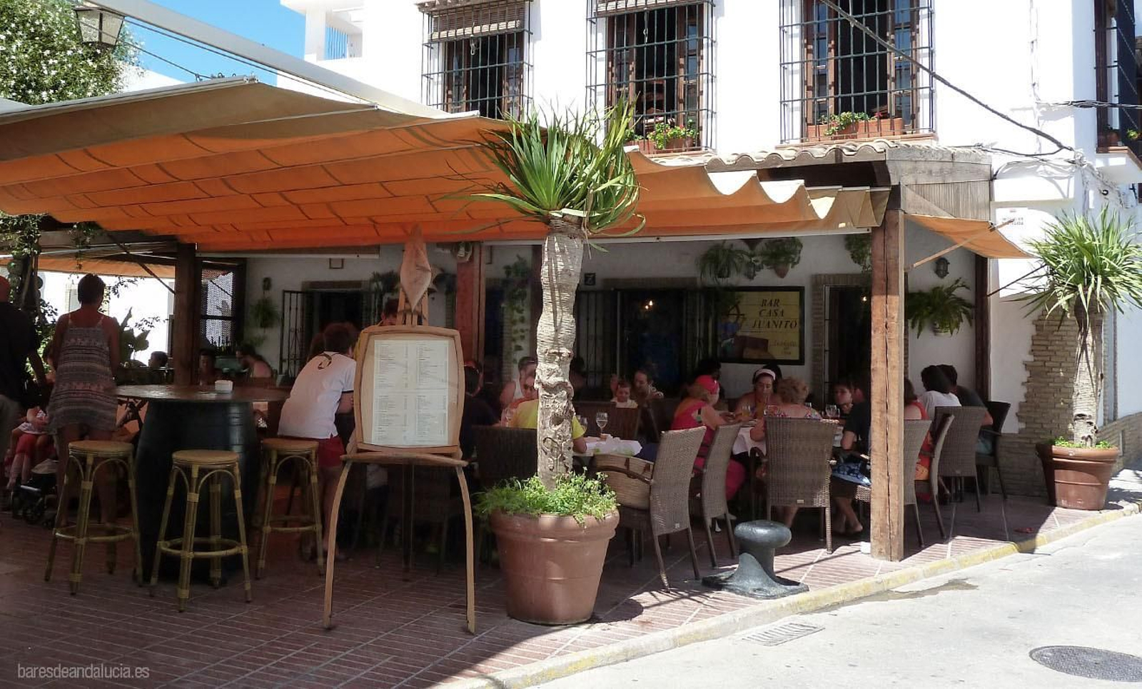 Casa Juanito (Zahara). El restaurante Casa Juanito es todo un clásico en Zahara, casi tanto como las levantás de atunes. Es muy conveniente una visita a este rincón tan marinero y lleno de sabor. Dirección: Calle de Sagasta, 7, 11393 Zahara de los Atunes. Reservas: 956 439 211. Horario: Cierra los miércoles.