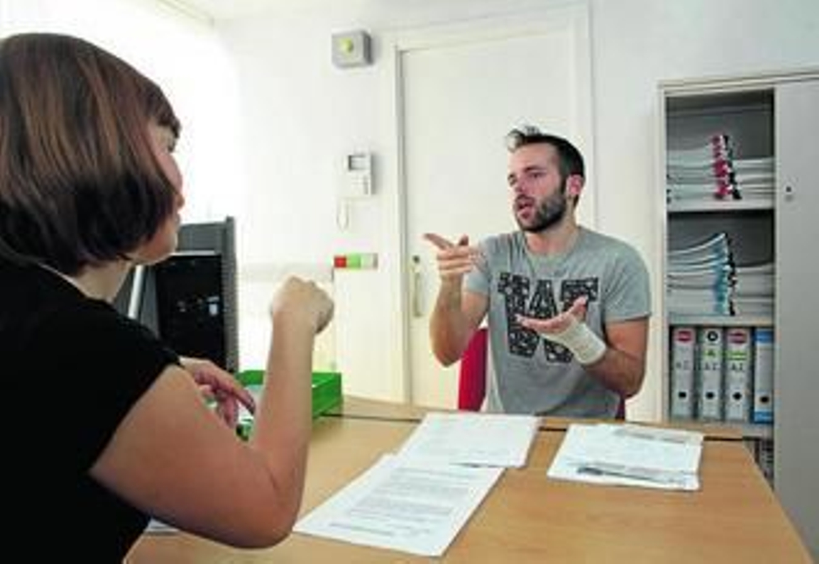 José Anastasio junto a un intérprete en la Sociedad Federada de Personas Sordas de Málaga.