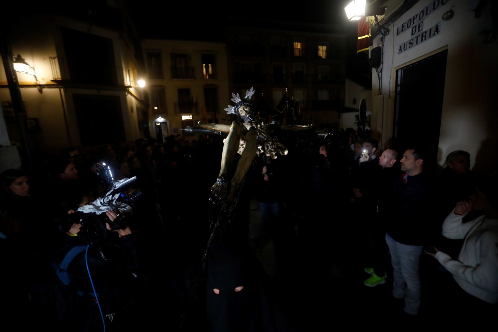 Las imágenes de la procesión del Vía Crucis de Córdoba este Lunes Santo