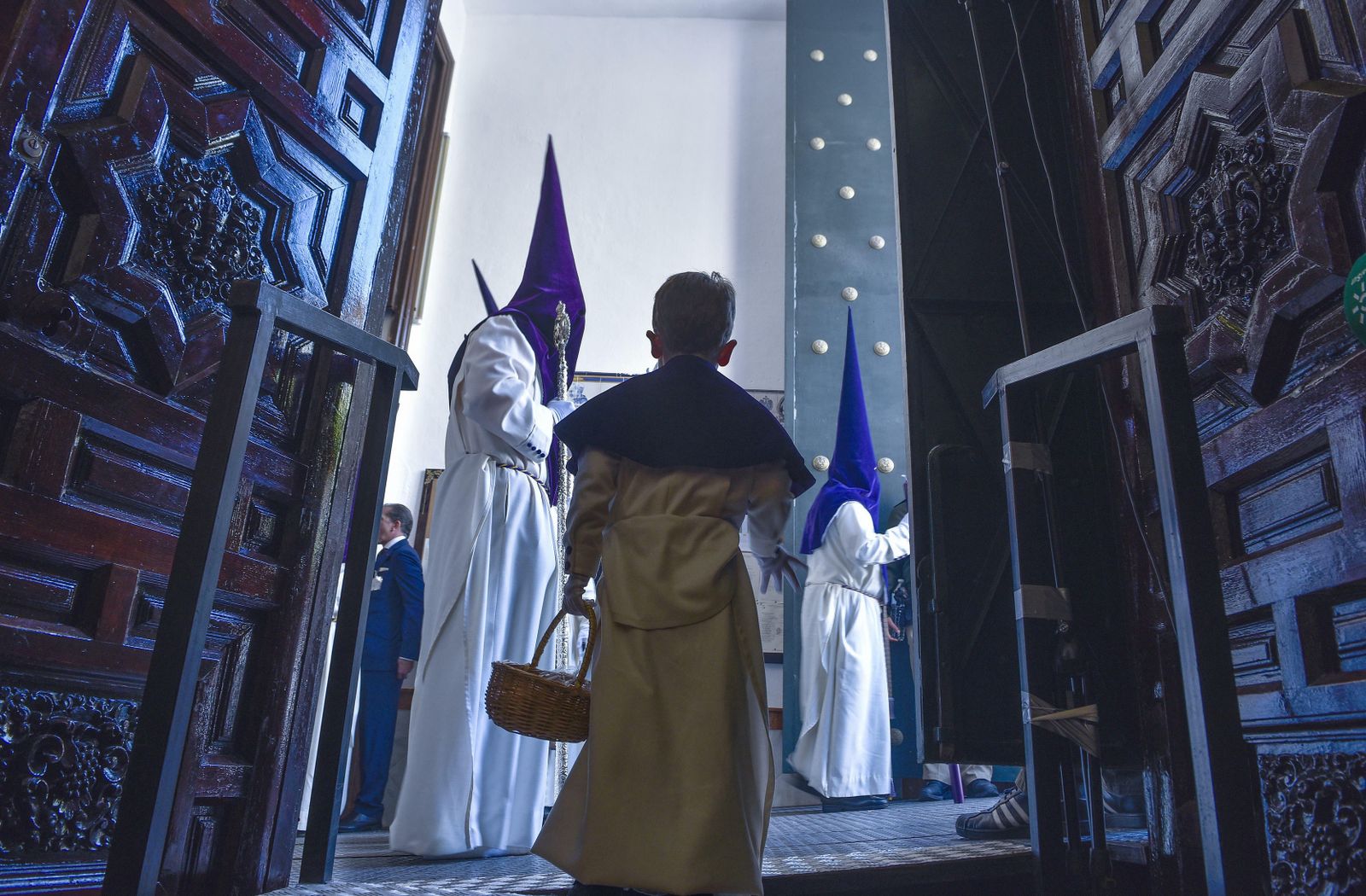 Un monaguillo de La Redención en el interior del templo, uno de los que puede visitarse el Lunes Santo.