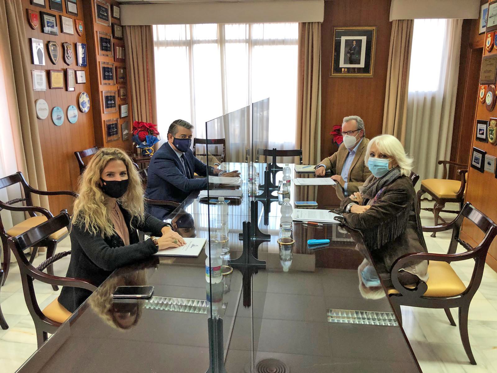 Representantes de la Junta de Andalucía y la Autoridad Portuaria durante la reunión.