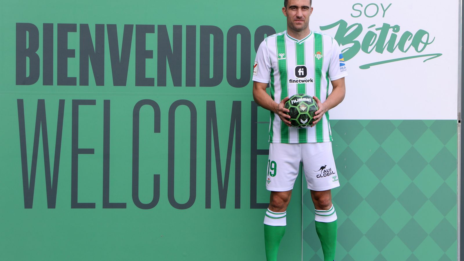 Sokratis posa vestido de verdiblanco en su presentación como nuevo jugador del Betis.