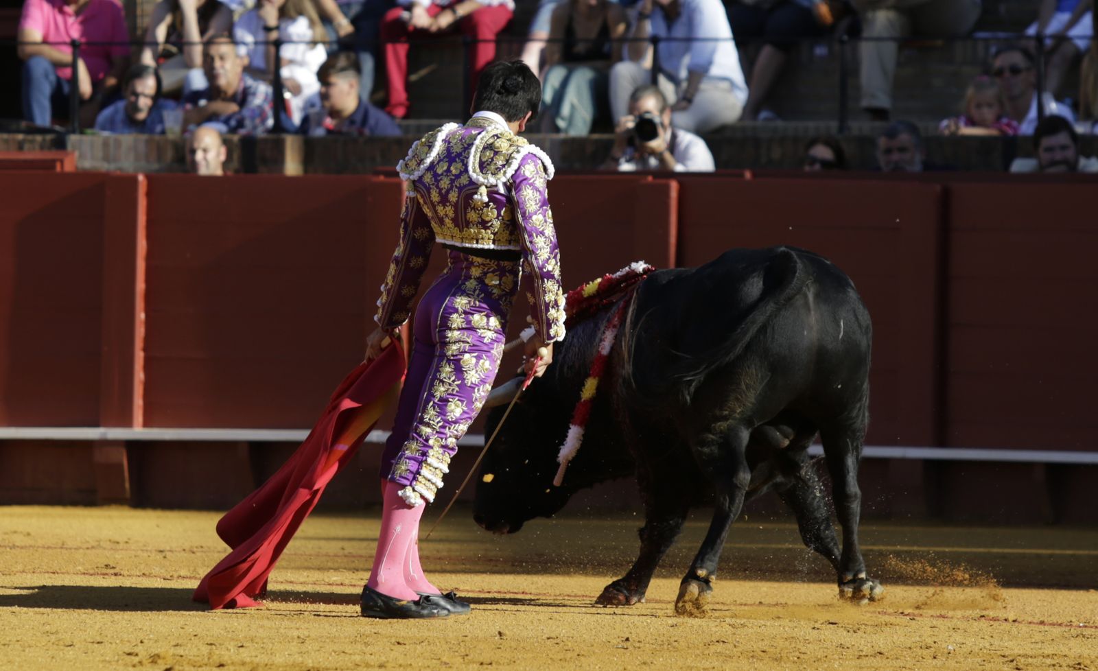 Jesús Enrique Colombo abrió la tarde con el primer novillo.