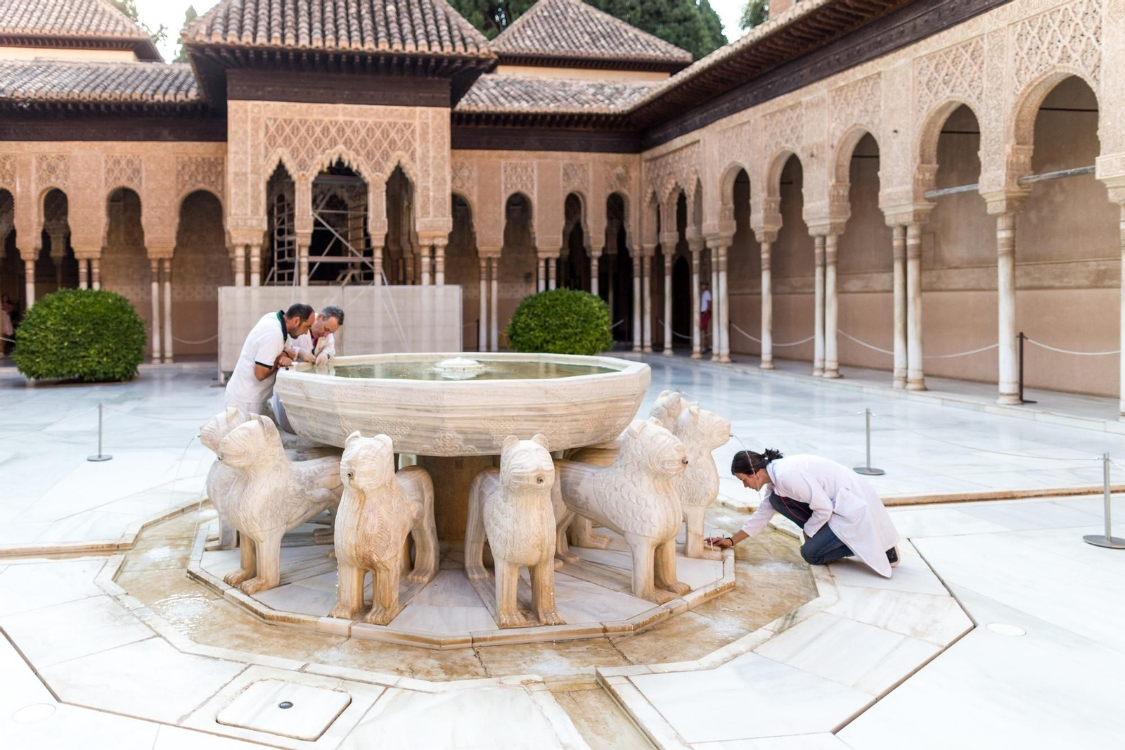 Toma de muestras en la fuente del Patio de los Leones.