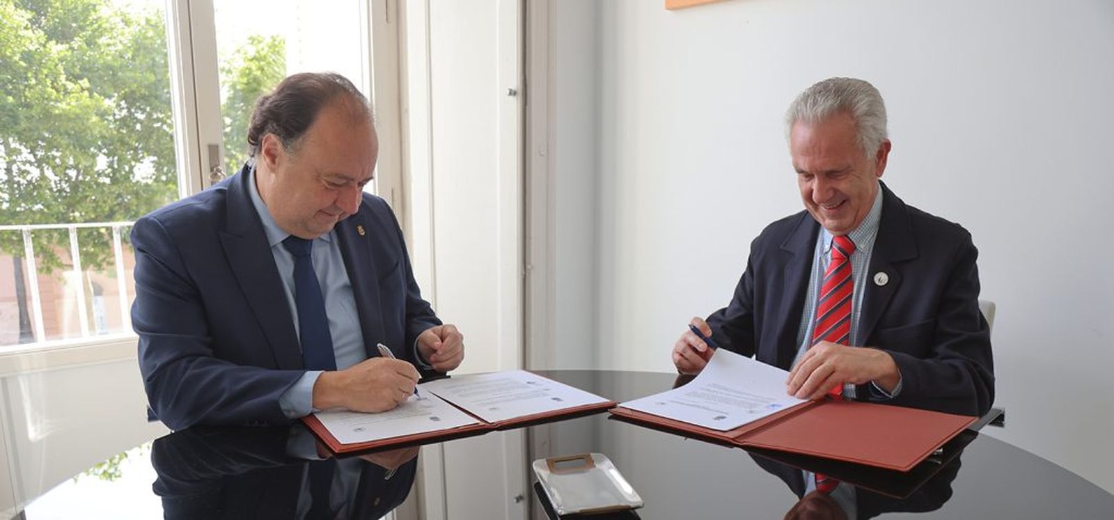 Mantel y Villalpando en la firma del acuerdo