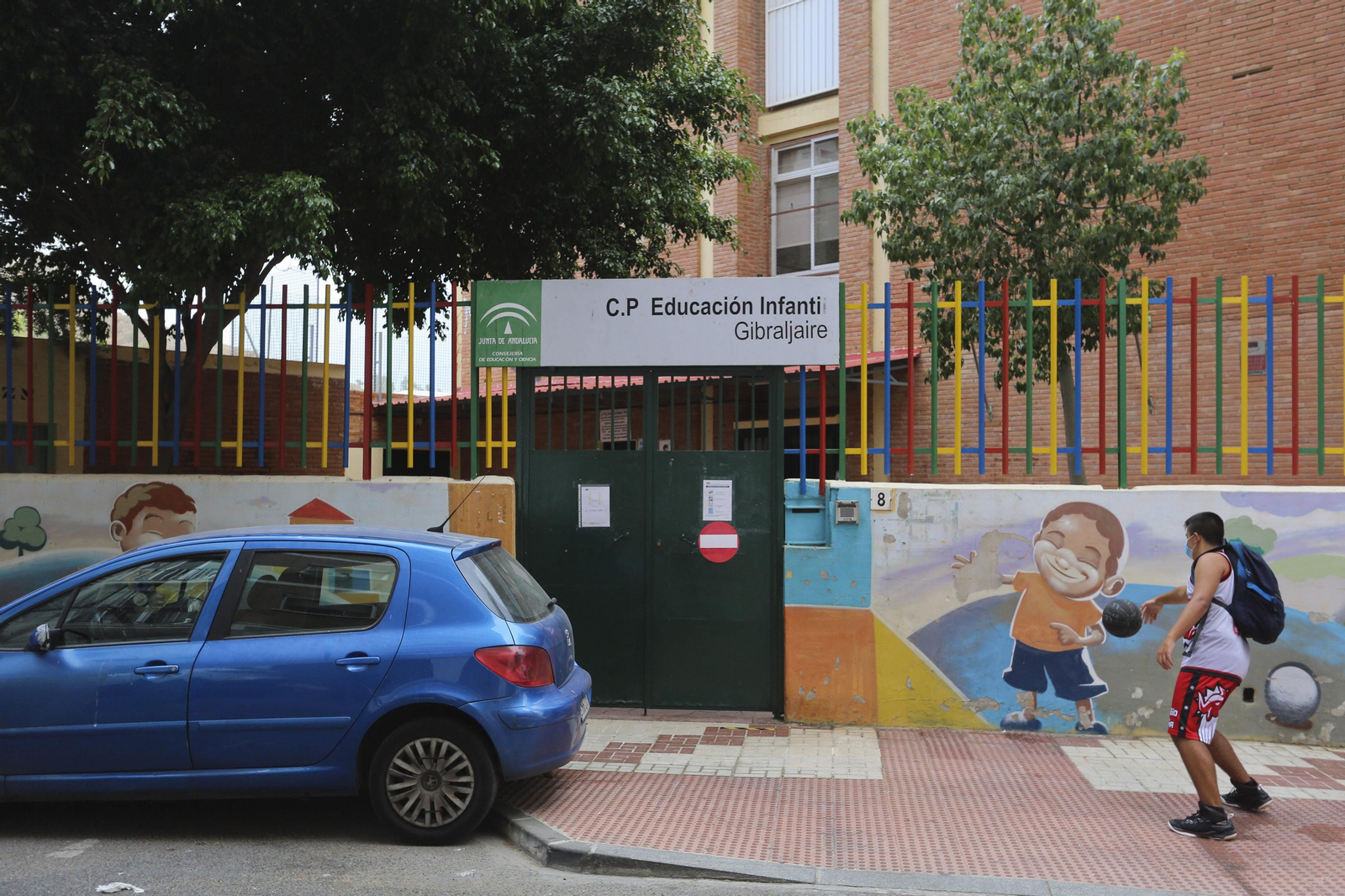La puerta del centro de educación infantil Gibraljaire en Málaga.