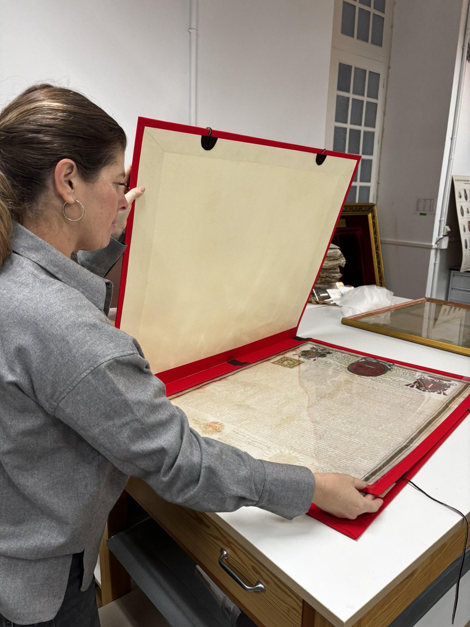 La restauradora del Archivo Provincial, con la bula pontificia de La Palma.