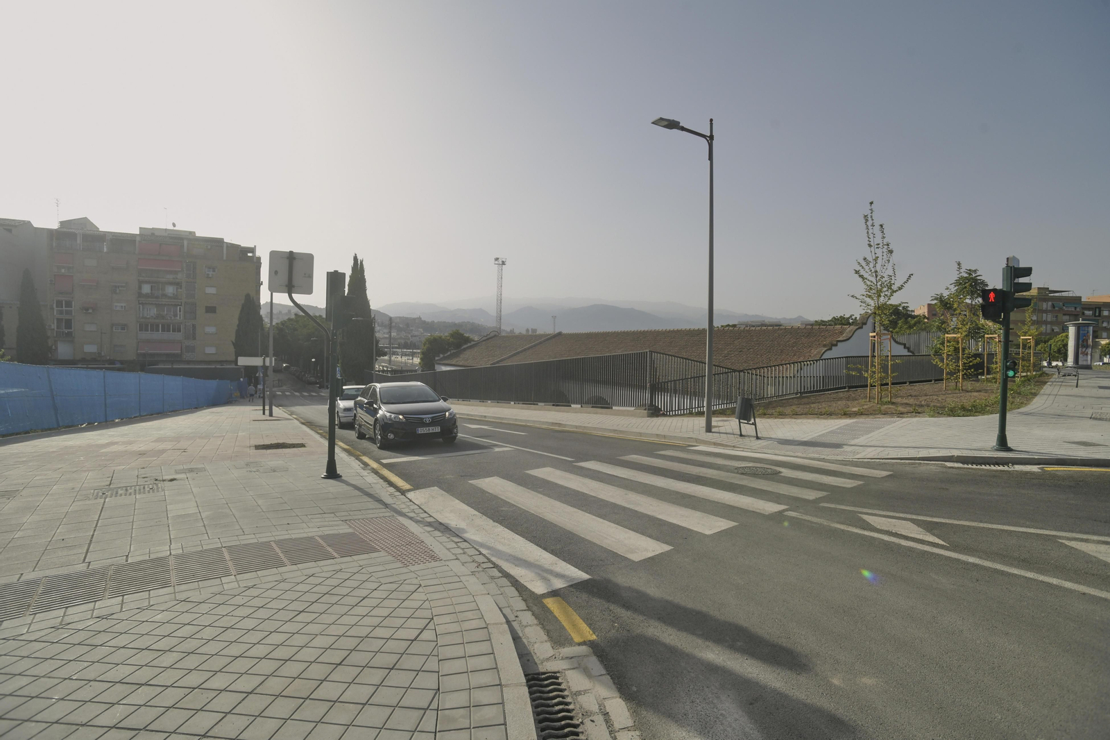 La nave está entre la calle Halcón y Camino de Ronda.