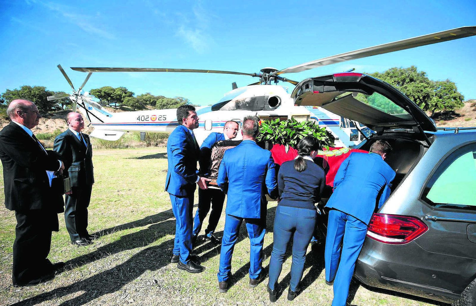 Operarios meten el féretro con los restos de Francisco Franco en el coche fúnebre tras el aterrizaje del helicóptero al Monte de El Pardo antes de su traslado al cementerio de El Pardo-Mingorrubio para su reinhumación el pasado 24 de octubre.