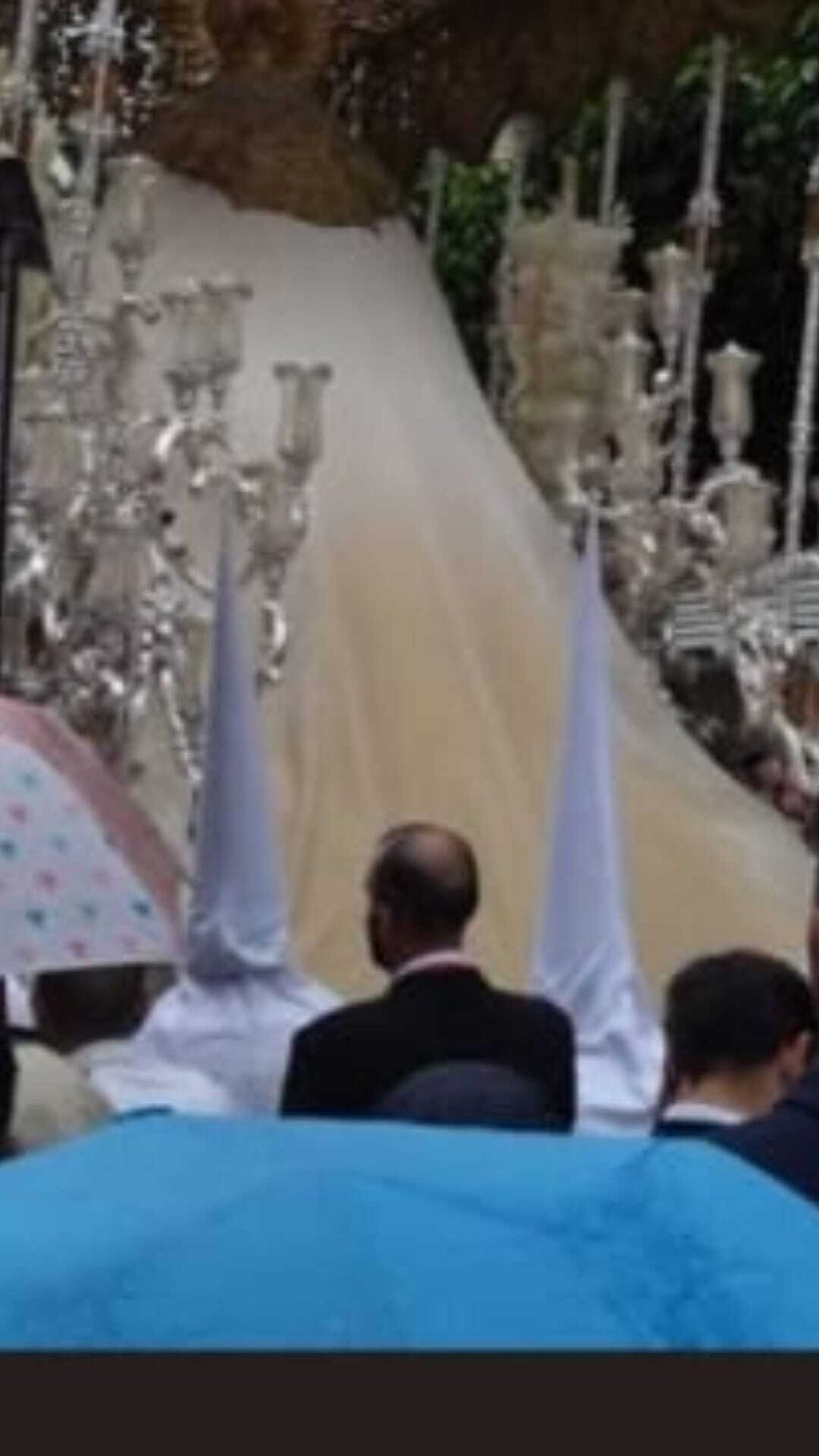 Manto de la Virgen de la Salud empapado