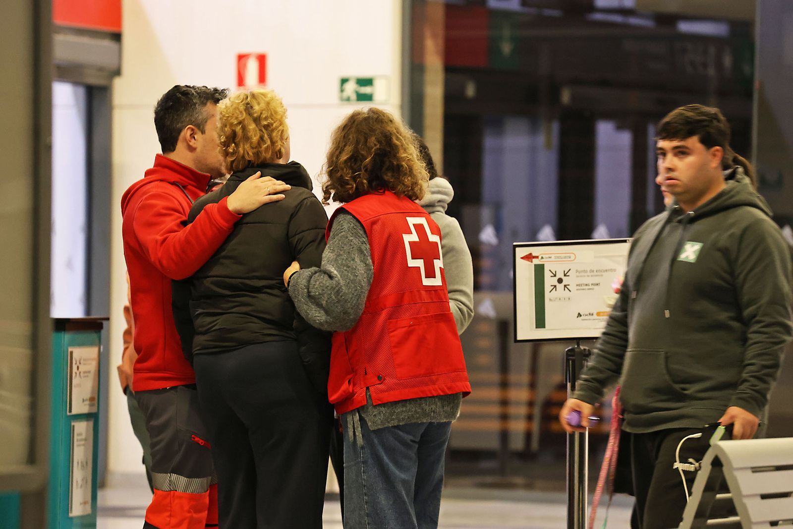 Las Fotografías del dispositivo de urgencia en la estación de Huelva para los afectados por el tren accidentado