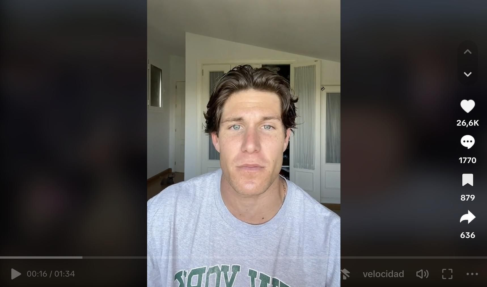 Un joven responde a quienes le llaman 'facha' por llevar traje a la Feria de Sevilla