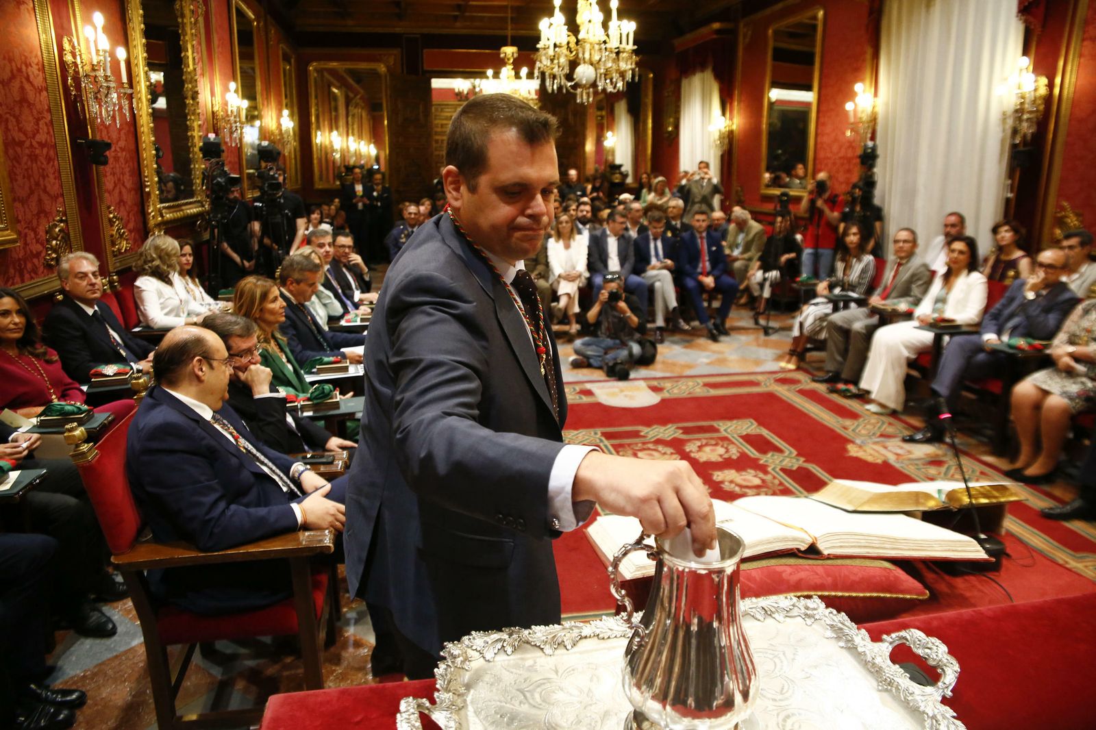 Las imágenes de la jornada de constitución del Ayuntamiento de Granada