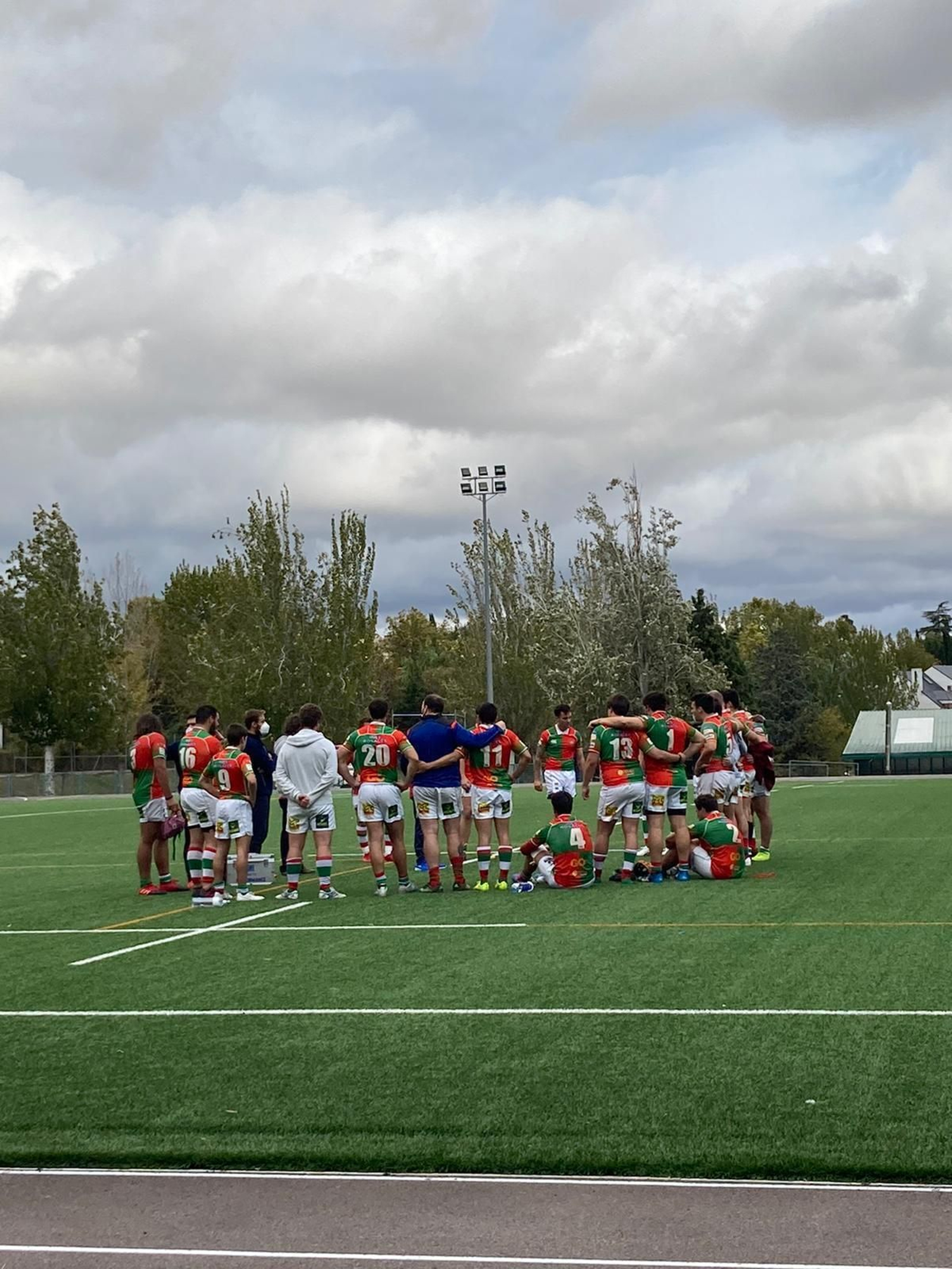 Los jugadores del CAR, en el campo Daniel Urtubi.