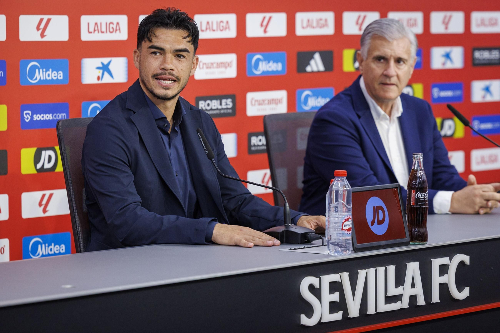 Antonio Cordón junto a Gabriel Suazo, en la presentación del futbolista chileno.