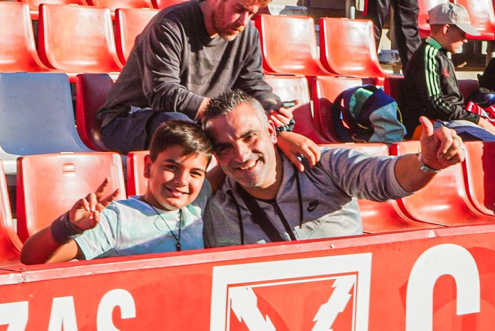 Encuéntrate en el recibimiento al Granada y en la grada de Los Cármenes