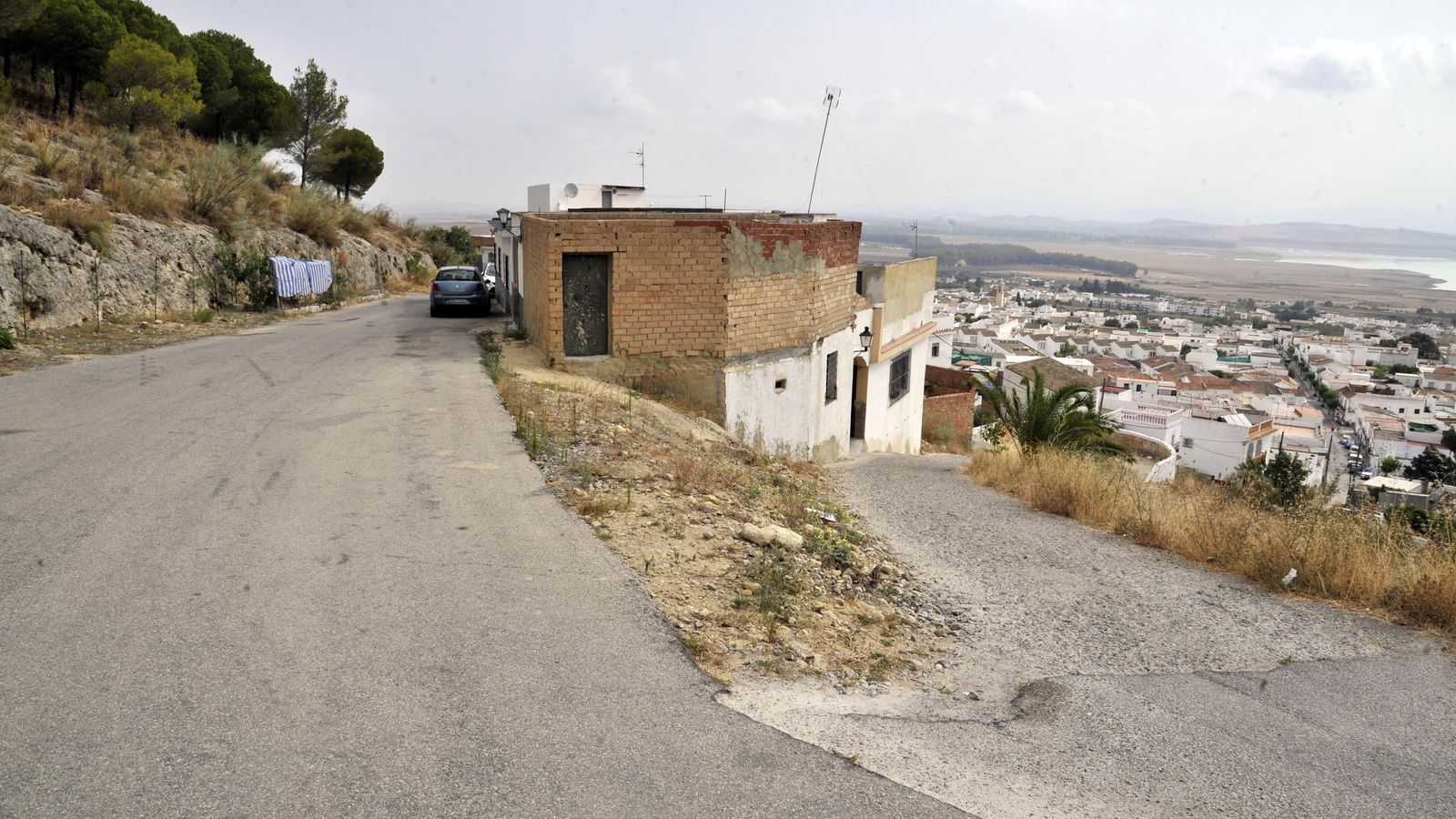 En la imagen, la vía de arriba con casas que pertenecen a Arcos y la de abajo a Bornos