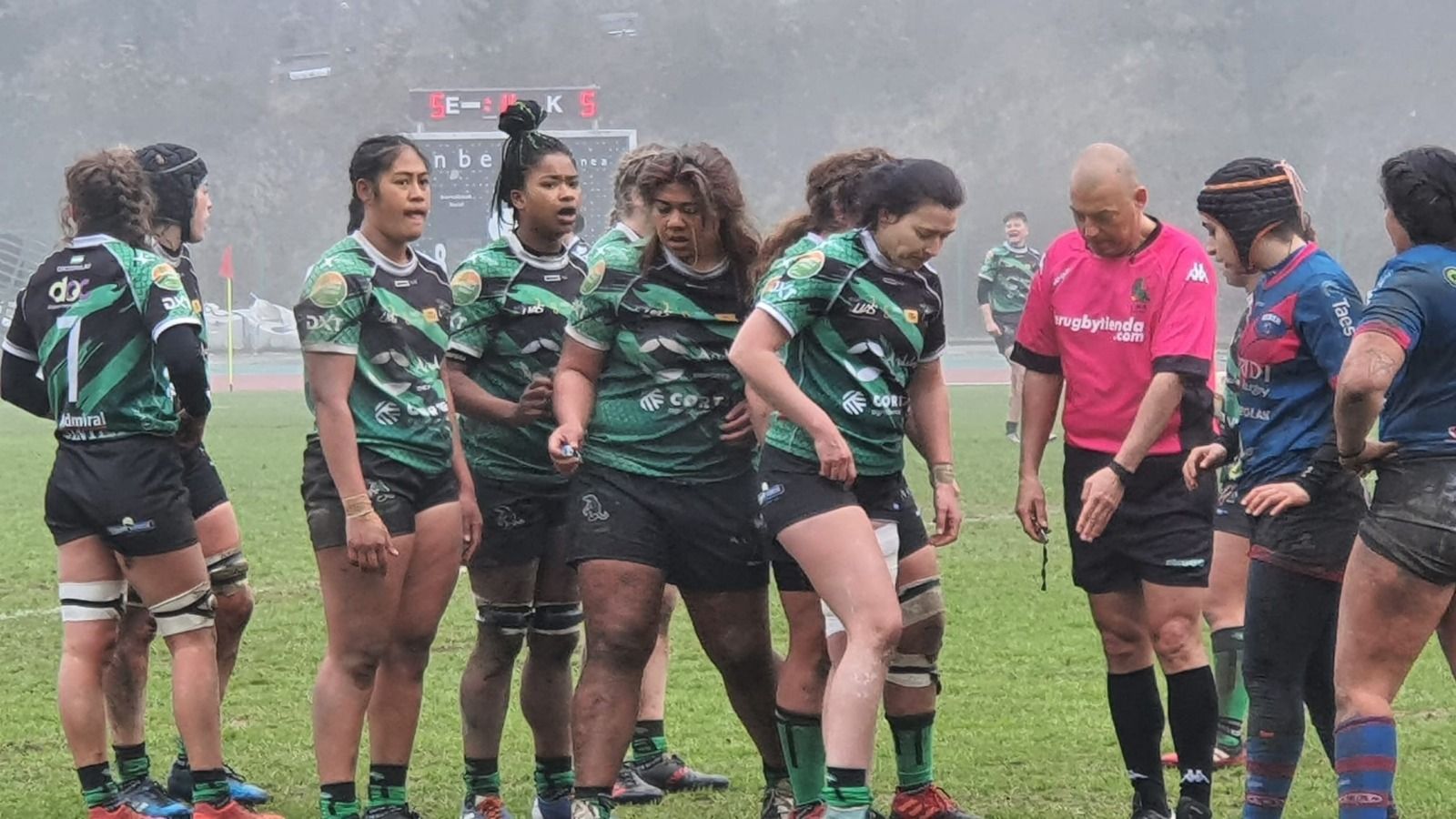 El árbitro ordena el punto exacto de una melé.