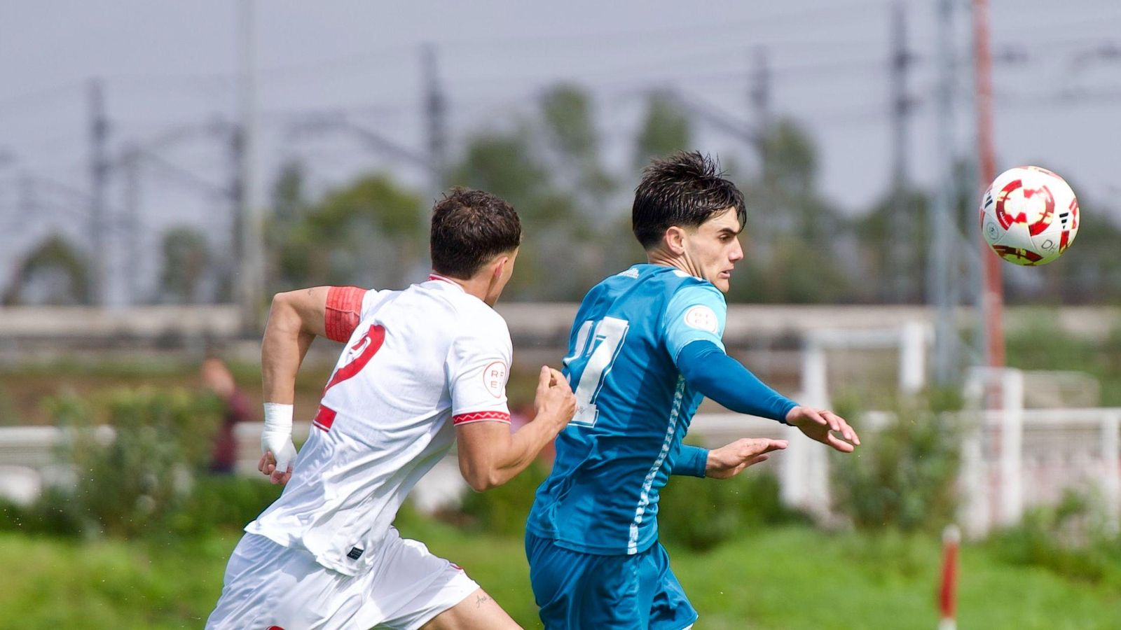 Morante conduce una pelota ante Jorge Moreno.