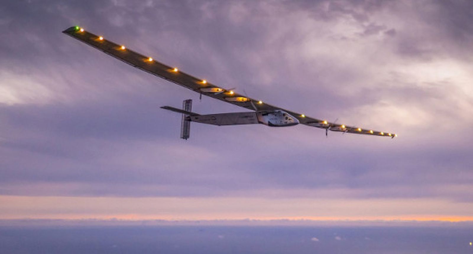 El avión solar que da la vuelta al mundo aterrizará en Sevilla el jueves o el viernes